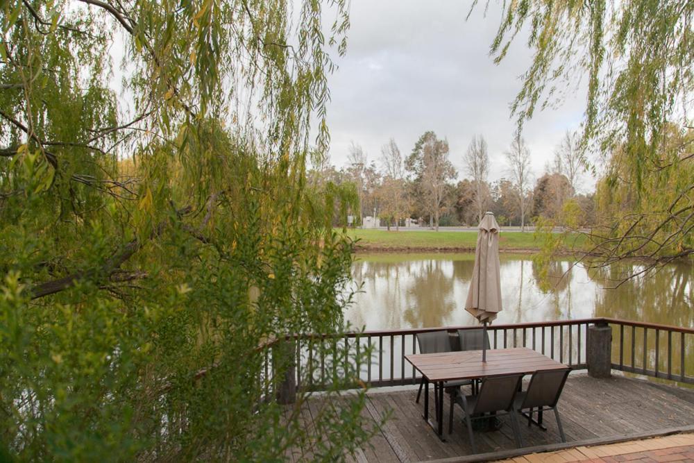 Hotel Perricoota Vines Retreat Moama Zimmer foto